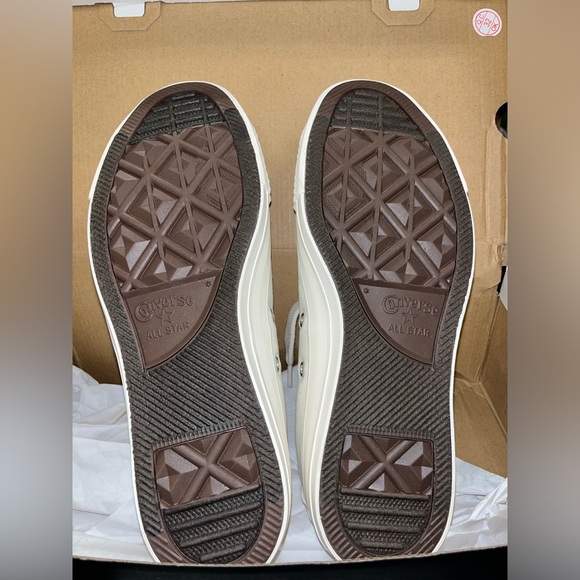 Adorable Flower low top Converse 🌸 🤍 Brand new with box!!🤍🤍 - Picture 5 of 8